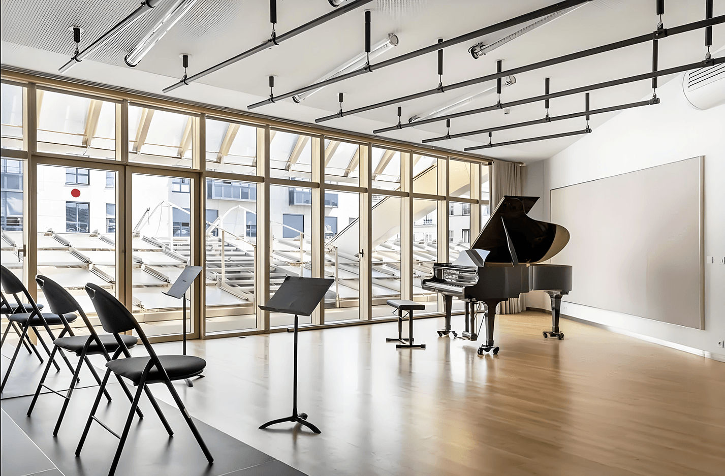 Salle de répétition du MPAA La Canopée avec piano et pupitres